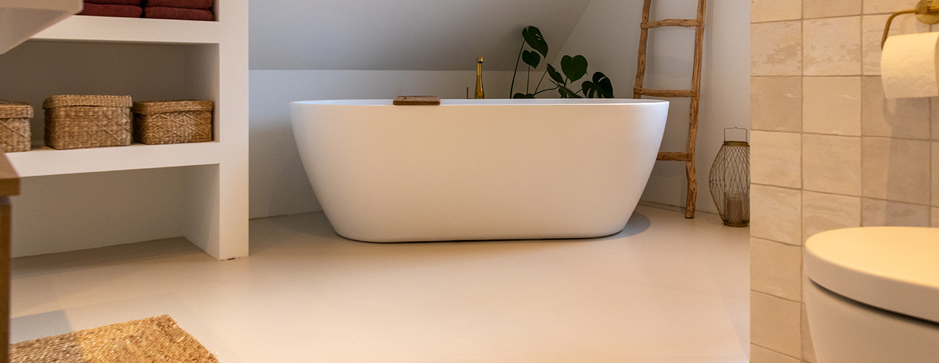 Gietvloer in een badkamer